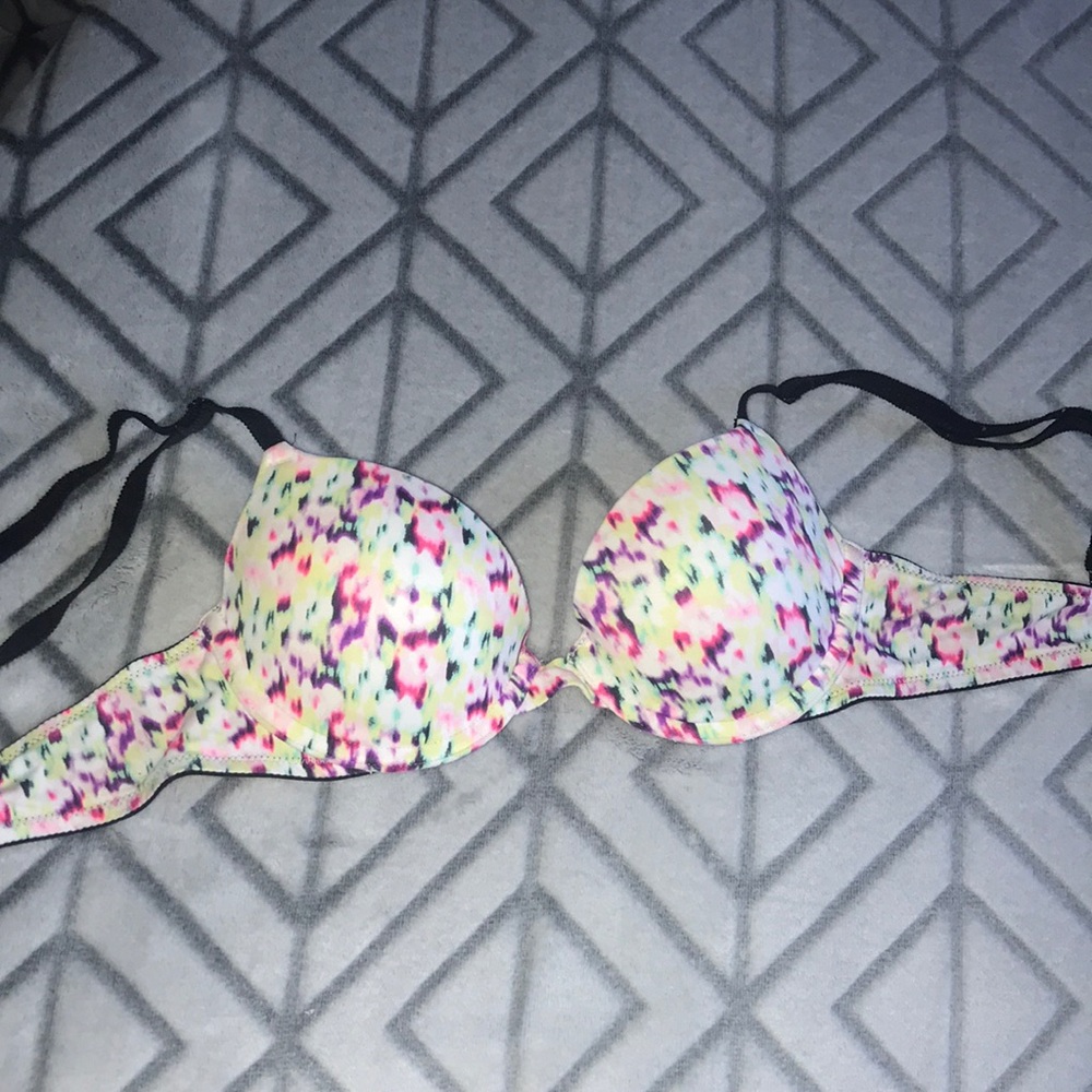 VS PINK lightly lined bra 32A